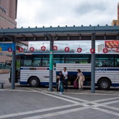 2017-08-13 11;42 弘前駅 駅前に到着した盛岡からの岩手県交通の高速バス<br>青森の弘前から五所川原でやってまれ丼、盛岡と宮古・浄土ヶ浜、田老と岩泉 龍泉洞を巡る旅