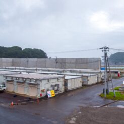 2017-08-14 13;55 田老 旧堤防から望む仮設住宅とさらに高い新堤防<br>青森の弘前から五所川原でやってまれ丼、盛岡と宮古・浄土ヶ浜、田老と岩泉 龍泉洞を巡る旅