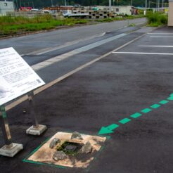 2017-08-14 14;07 田老 東日本大震災で動いた地面を表す標識<br>青森の弘前から五所川原でやってまれ丼、盛岡と宮古・浄土ヶ浜、田老と岩泉 龍泉洞を巡る旅