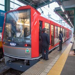 2017-10-29 11;39 強羅駅 発車待ちの箱根登山鉄道<br>箱根登山鉄道やケーブルカー・ロープウェイで芦ノ湖に泊まり、箱根駒ヶ岳、海賊船で芦ノ湖、大涌谷を回った