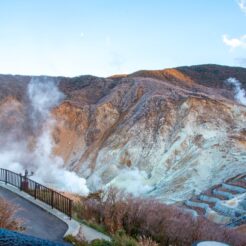 2017-10-30 16;32 大涌谷 ロープウェイの駅から望む<br>箱根登山鉄道やケーブルカー・ロープウェイで芦ノ湖に泊まり、箱根駒ヶ岳、海賊船で芦ノ湖、大涌谷を回った