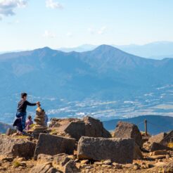 2017-10-30 12;58 箱根駒ヶ岳で石を積む子供<br>箱根登山鉄道やケーブルカー・ロープウェイで芦ノ湖に泊まり、箱根駒ヶ岳、海賊船で芦ノ湖、大涌谷を回った