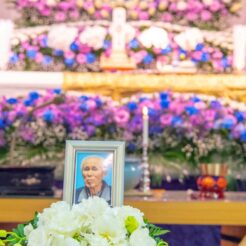 2017-11-25 19;43 花小金井 延命寺会館 おじいちゃんの遺影と祭壇<br>おじいちゃんの旅立ち（お葬式）