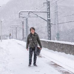 2018-01-03 11;40 川治温泉駅 雪の中で電車を待っているCOTA<br>日光と鬼怒川の奥にある川治温泉を雪が積もる時期に旅した