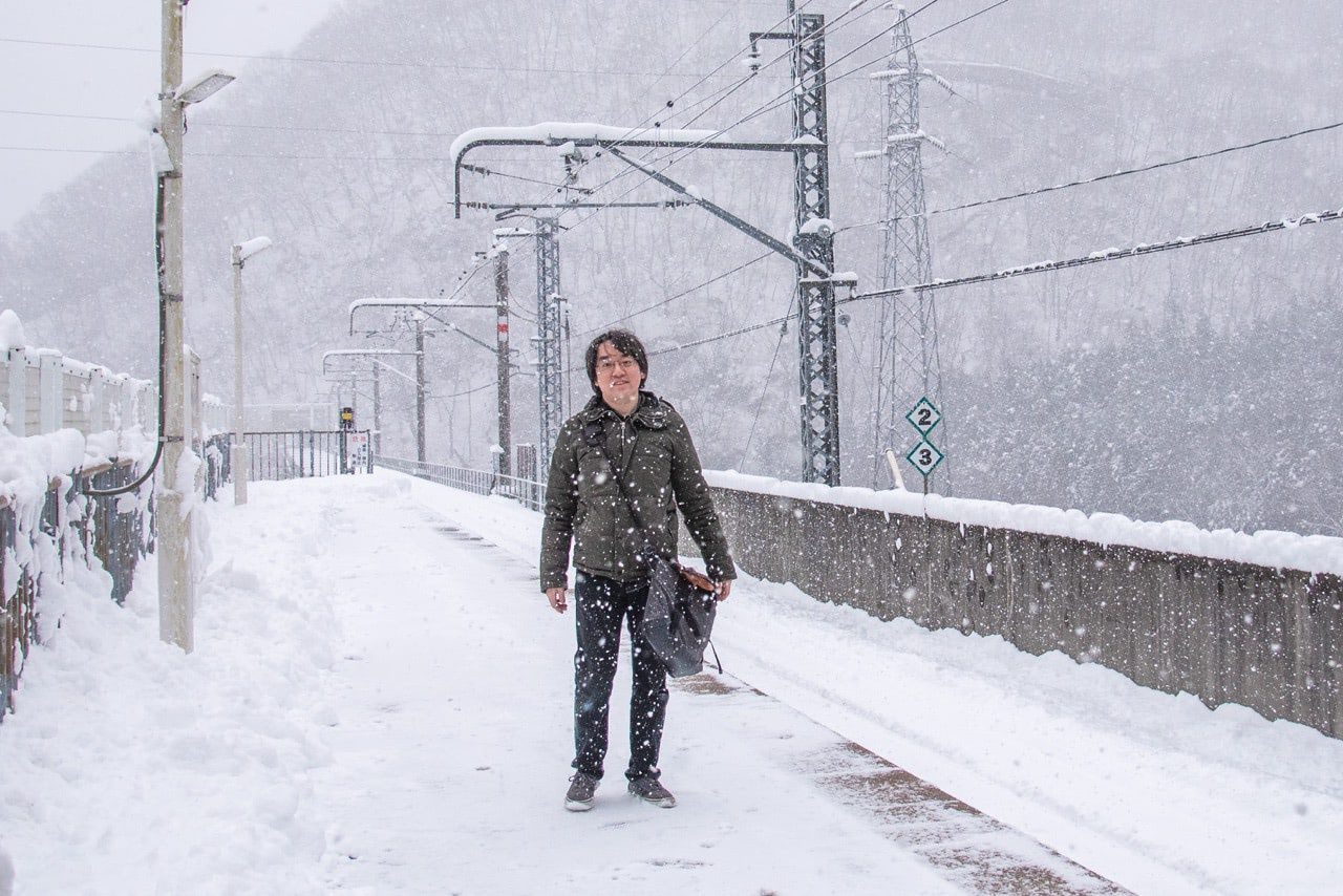 2018 01 03 11;40 川治温泉駅 雪の中で電車を待っているcota