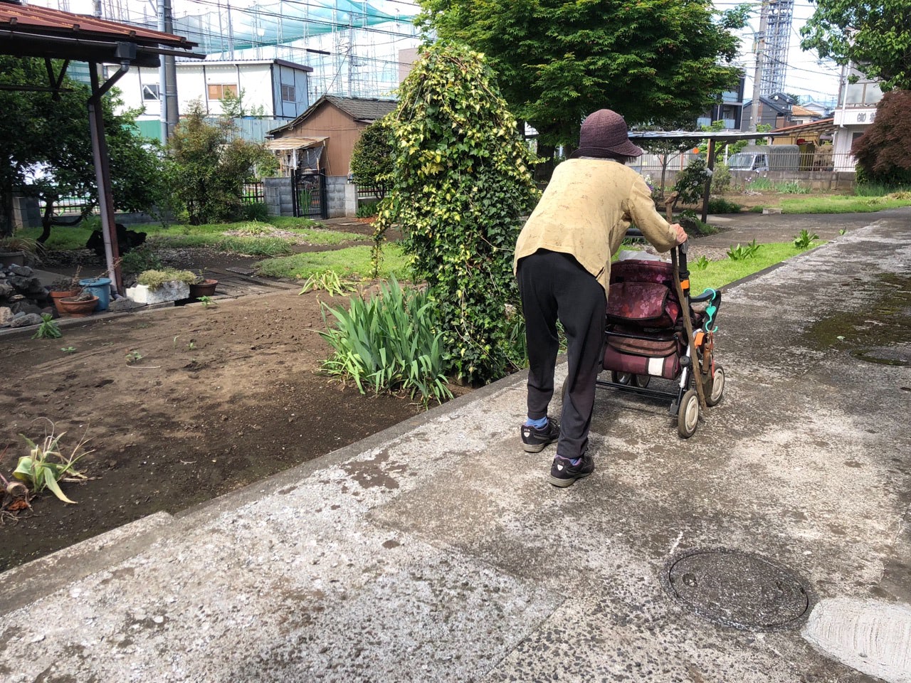 2018 05 04 14;51 花の家 雑草取りに回るおばあちゃん