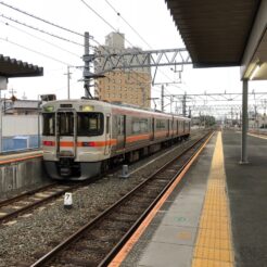 2018-06-10 16;26 豊川駅を発車するJR東海 飯田線<br>愛知県豊橋・豊川稲荷と豊橋鉄道で渥美半島の田原市を巡る