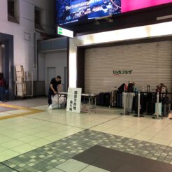 2018-09-15 18;47 品川駅 訪日外国人客の増加でロッカーが溢れ、開設された臨時手荷物預かり所<br>急増するインバウンド客の対応に迫られる日本