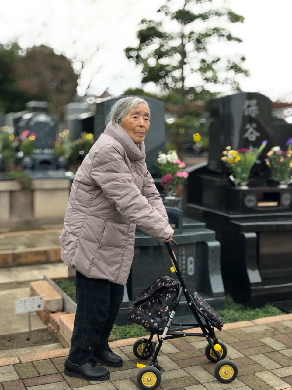 2019 01 06 13;37 小平聖地公園セントソフィア お墓参りをするおばあちゃん