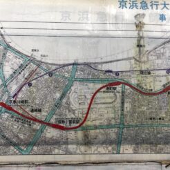 2019-03-03 16;34 小島新田駅 駅前の古い計画図（拡大）<br>川崎市・大師線の連続立体交差事業で地下化された産業道路駅（大師橋駅に改称予定）と発生した問題に対応中の様子