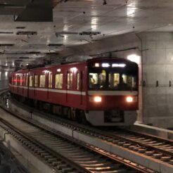 2019-03-03 15;43 産業道路駅 入線する京急電車<br>川崎市・大師線の連続立体交差事業で地下化された産業道路駅（大師橋駅に改称予定）と発生した問題に対応中の様子