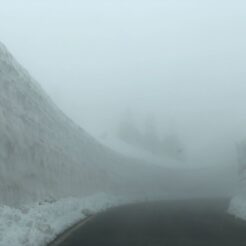 2019-04-29 15;28 下高井郡山ノ内町 志賀草津高原ルート 積雪<br>高崎駅からレンタカーで川原湯温泉・万座・志賀高原を通って上越妙高に泊まり、新潟柏崎から高崎に戻るドライブ