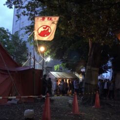 2019-05-04 18;36 新宿 花園神社 劇団唐組「ジャガーの眼」 夜ののぼり<br>新宿花園神社で劇団唐組の公演「ジャガーの眼」をみる