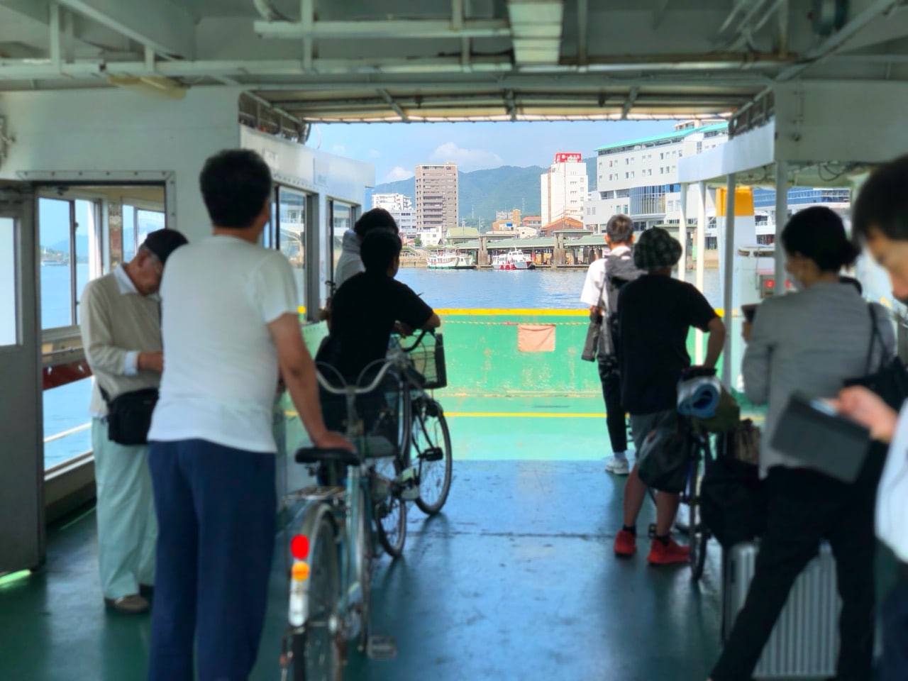 2019 07 07 09;48 尾道 自転車で渡船する人々