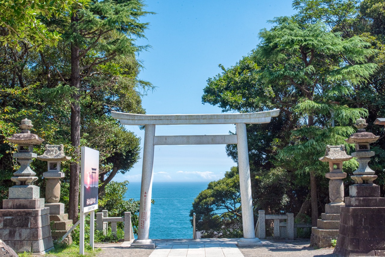 2019 09 07 12;29 東茨城郡大洗町 大洗磯前神社 鳥居越しの海