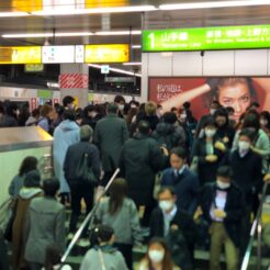 2020-02-25 18;17 渋谷駅 コロナ対策でマスクをつける人が急増<br>コロナの感染が国内でも確認され、時短や在宅勤務を開始する企業が出だす