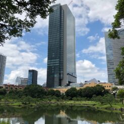 2020-08-02 11;06 港区海岸 旧浜離宮庭園と高層ビル<br>混雑を避けて竹芝から水上バスで隅田川を上って押上 東京スカイツリー・浅草へ向かう