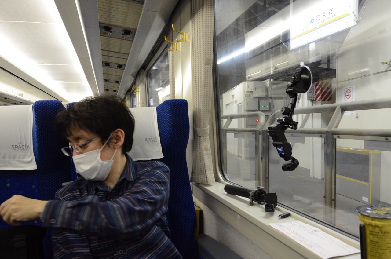 2020 10 23 23;54 浅草駅 日光夜行号の車内に座っているcota