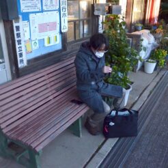 2021-01-02 15;31 銚子電鉄 笠上黒生駅 ベンチに座っているCOTA<br>銚子を旅する