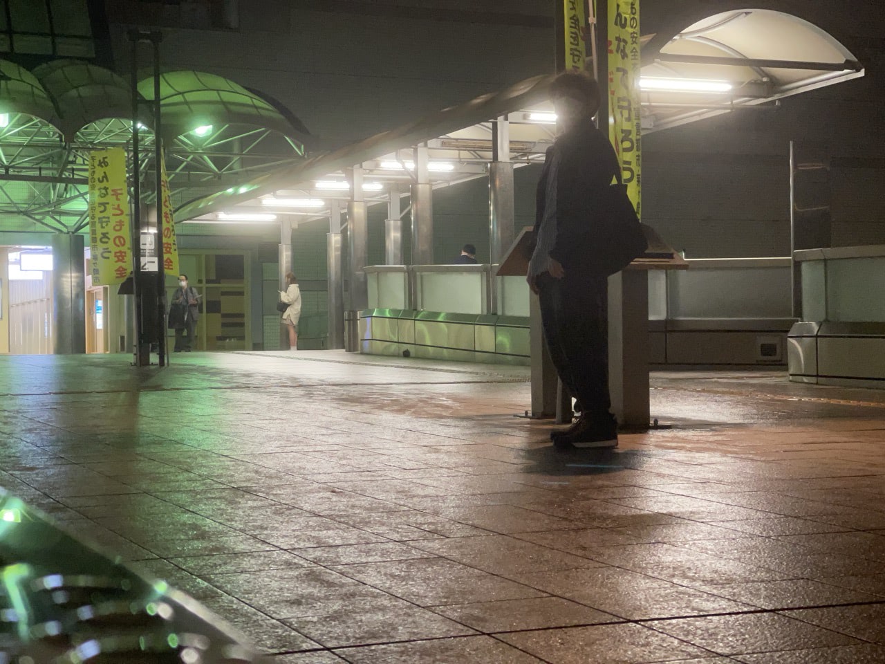 2021 11 09 21;48 茅ヶ崎駅 雨の中を歩くcota