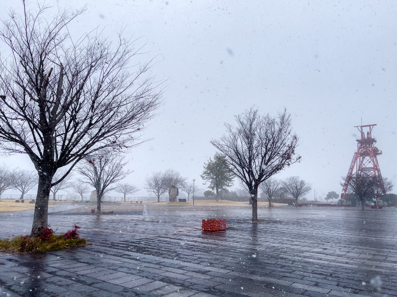 2021 12 26 11;54 田川市 田川市石炭・歴史博物館 雪の降る旧三井田川鉱業所伊田竪坑櫓