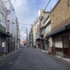 2021-12-26 13;34 田川伊田 駅近くの通り<br>クリスマスで盛り上がる福岡県博多・天神・中洲、平成筑豊鉄道や後藤寺線で田川後藤寺・田川伊田、日田彦山線で小倉を巡る旅