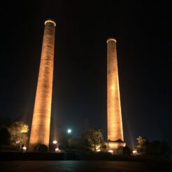 2021-12-24 20;04 田川市 田川市石炭・歴史博物館 夜のライトアップされた旧三井田川鉱業所 第一・第二煙突<br>クリスマスで盛り上がる福岡県博多・天神・中洲、平成筑豊鉄道や後藤寺線で田川後藤寺・田川伊田、日田彦山線で小倉を巡る旅