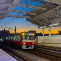 2022-01-05 17;09 梅屋敷駅 通過する電車と遠方に見える富士山<br>買い物