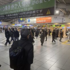 2022-02-07 08;35 品川駅 JR東日本・京急連絡改札前の広場<br>出社