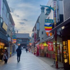 2022-02-09 16;59 川崎大師 仲見世<br>川崎大師に新年のお参り