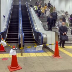 2022-03-22 18;23 梅屋敷駅 電力逼迫によりsエスカレーターの利用を停止<br>退勤中 電力逼迫警報の中で帰宅