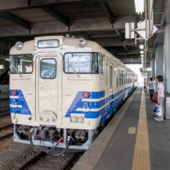 2011-07-17-09-07-02弘前駅に停車中の五能線の車両 キハ40<br>東日本大震災の復興支援切符「東日本パス」で青森から秋田を巡る