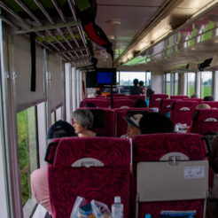 2011-07-17-09-34-44リゾートしらかみの車内<br>東日本大震災の復興支援切符「東日本パス」で青森から秋田を巡る