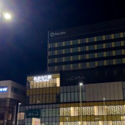 2024-05-18 20;36 青森駅 あおもり駅の看板<br>ワ・ラッセなど新しい青森駅、奥入瀬渓流や十和田湖を巡る